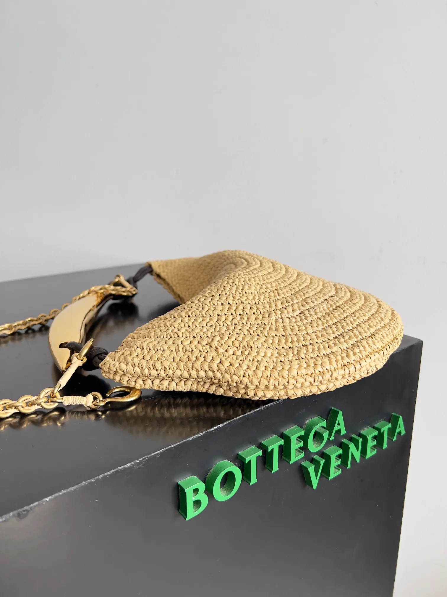 Batch 1760 In the hot summer, there must be many friends going to the beach for vacation🏖️🏖️BOTTEGA VENETA new model SARDIE is simply synonymous with vacation, fresh straw style🥥🥥 unique design that is not easy to bump into, any combination will give you a romantic holiday feel. The fish hook on the chain echoes the sardine-shaped handle, adding a touch of color to the original simple appearance. The capacity blessing greatly enhances the practicality, you don’t have to worry about not being able to put things in when you go out. Style No.: 796426 Size: 33*20*4cm